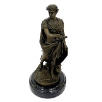 Статуя «Цезарь со свитком»